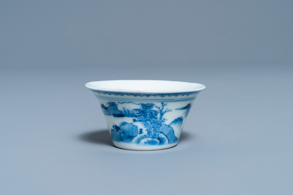 Une tasse &agrave; vin en porcelaine de Chine en bleu et blanc, Kangxi